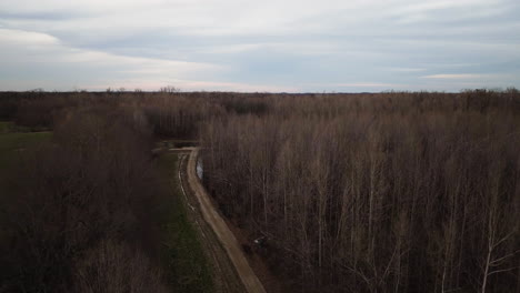 Parque-Loosahatchie-En-Tennessee-Con-árboles-Desnudos-Y-Un-Camino-Curvo,-Día-Nublado,-Vista-Aérea