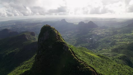 Montaña-Le-Pouce-Cerca-De-Port-Louis,-Exuberante-Vegetación-Bajo-Un-Cielo-Nublado,-Vista-Aérea