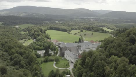 Königliches-Stiftsgebäude-Von-Roncesvalles-Oder-Roncevaux-Und-Die-Umliegende-Landschaft,-Navarra-In-Spanien