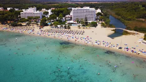 Annähernde-Drohnenaufnahme-Der-Küste-Von-Playa-De-Canyamel-Auf-Der-Insel-Mallorca-Und-Einer-Insel-Vor-Der-Küste-Spaniens-Im-Mittelmeer