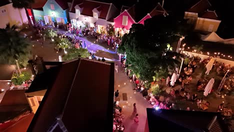 Langsame-Drohne-Mit-Dolly-über-Einer-High-Fashion-Show-Im-Dorf-Kura-Hulanda-In-Otrobanda,-Willemstad,-Curaçao