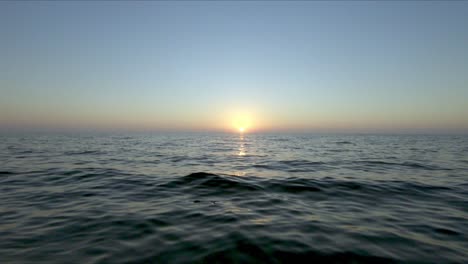 Luftaufnahmen-In-4K-Drohnenqualität-Vom-Sonnenuntergang-über-Dem-Golf-Von-Mexiko-Vor-Der-Küste-Floridas-Vom-Sandstrand-über-Dem-Wasser