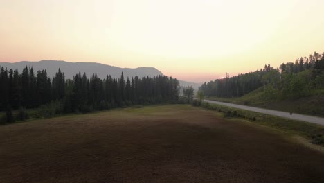 Hermosa-Puesta-De-Sol-Escénica-Sobre-El-Paisaje-Del-Lago-Burns-En-El-área-De-Descanso-Del-Sheraton-En-Columbia-Británica,-Canadá