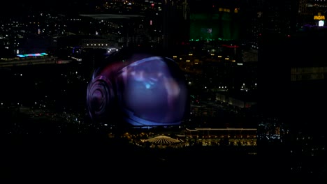 El-Edificio-Del-Lugar-Del-Evento-Sphere-En-Las-Vegas-Brilla-Con-Una-Pantalla-Violeta-Por-La-Noche