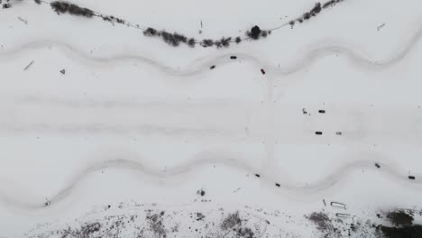 Luftaufnahme-Von-Oben-Nach-Unten-über-Winter-Drift-Event-Rennstrecke-Runde,-Autos-Fahren