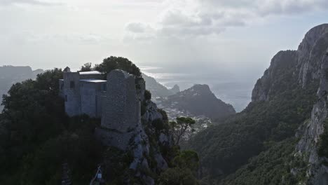 Antigua-Fortaleza-En-Los-Acantilados-De-Capri-Con-Vistas-Al-Mar-Con-Nubes