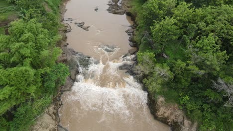 Vista-Aérea,-El-Río-Fluye-Muy-Rápido-Y-El-Agua-Del-Río-Está-Turbia