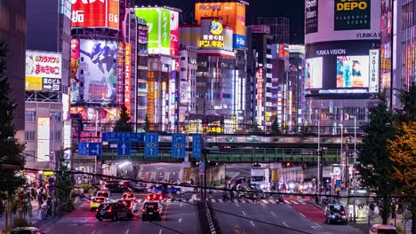 Time-lapse-En-El-Centro-De-La-Ciudad-De-Shinjuku-Kabukicho-Tokio-Por-La-Noche-Mientras-Pasan-El-Tráfico,-Los-Trenes,-Los-Peatones-Y-Las-Luces-De-La-Ciudad