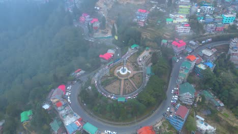 Paisaje-De-Darjeeling-Jardín-De-Té-Y-Bucle-Batasia-Vista-Aérea-De-Darjeeling-Y-Tren-De-Juguete-Darjeeling