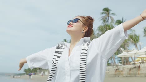 Asiatisches-Mädchen-Barfuß-Auf-Sand-Am-Strand-Mit-Wunderschönen-Kokosnussbäumen-Im-Hintergrund