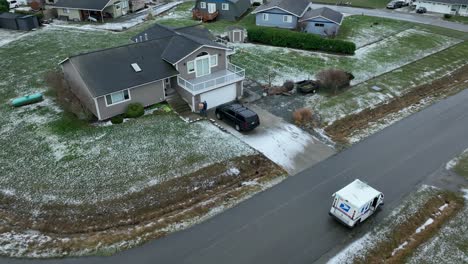 Paket-Wird-An-Die-Haustür-Eines-Ländlichen-Hauses-Geliefert,-Auf-Dessen-Boden-Schnee-Liegt