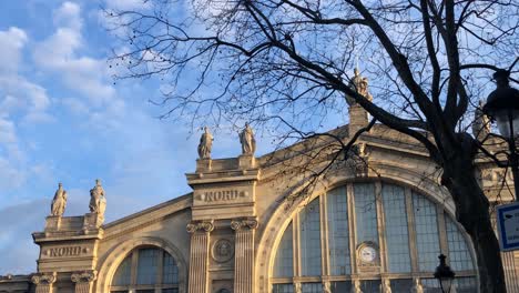 Profilansicht-Des-Gare-Du-Nord-In-Paris,-Frankreich-Unter-Klarem-Himmel