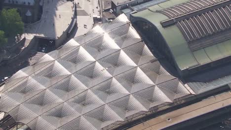 Cologne-with-the-iconic-cathedral-and-central-train-station,-sunny-day,-aerial-view