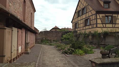 Kientzheim-Está-Lleno-De-Antiguas-Calles-Adoquinadas-Y-Casas-Con-Entramado-De-Madera.