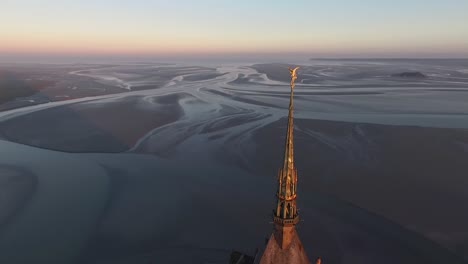 Filmischer-Blick-Auf-Die-Abtei-Mont-Saint-Michel-Und-Die-Bucht-Bei-Sonnenuntergang,-Normandie,-Frankreich