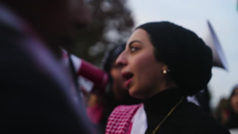 Un-Primer-Plano-De-Mujeres-árabes-Gritando-Por-Micrófonos-Y-Megáfonos-En-Una-Protesta-A-Favor-De-Palestina