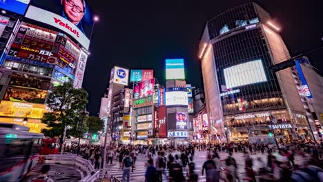 Amplia-Vista-De-La-Calle-De-Shibuya-Cruzando-Lapso-De-Tiempo-Nocturno-En-Tokio,-Japón