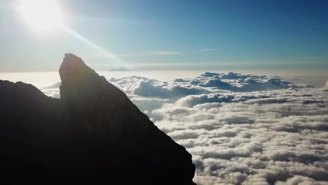 Blick-Auf-Einen-Berggipfel-über-Den-Wolken-Bei-Sonnenaufgang-In-Indonesien