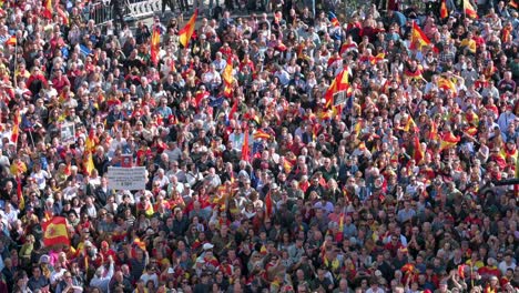 Tausende-Demonstranten-Versammelten-Sich-Während-Einer-Massendemonstration-Gegen-Die-Sozialistische-Partei-PSOE,-Nachdem-Sie-Einer-Amnestie-Für-Die-Am-Abspaltungsversuch-Von-Katalonien-Beteiligten-Personen-Zugestimmt-Hatten