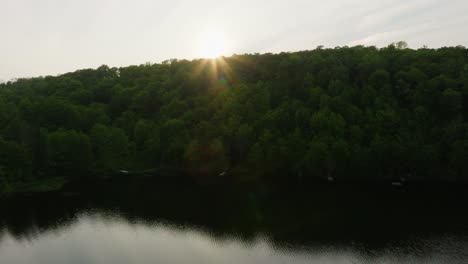 Sonnenuntergang-über-Einem-Ruhigen-See-Mit-Spiegelung-In-Quebec,-Kanada---Drohnenaufnahme