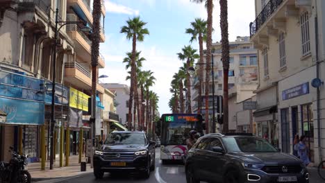 Bus-,-Auto-,-Motorrad--Und-Fußgängerverkehr-In-Antibes,-Frankreich-Im-Jahr-2020