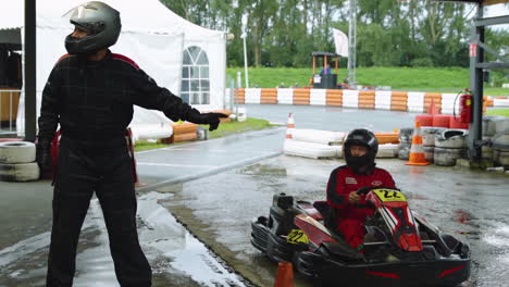 Marshall-signing-to-driver-to-start-driving-in-pit-lane-during-kart-race