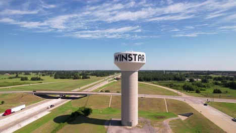 Este-Es-Un-Video-Aéreo-De-La-Torre-De-Agua-Afuera-Del-Casino-Winstar-En-Thackerville,-Oklahoma.