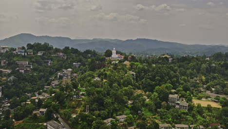 Kandy-Sri-Lanka-Antena-V15-Sobrevuelo-En-La-Cima-De-Una-Colina-Templo-Budista-Bahirawakanda,-Vuela-Alrededor-De-La-Escultura-De-Buda-Blanco-Capturando-Vistas-Del-Paisaje-Urbano-Y-Montañoso---Filmado-Con-Cine-Mavic-3---Abril-De-2023