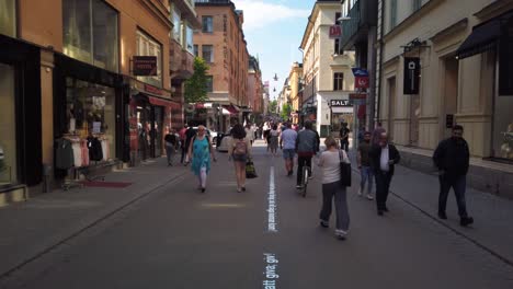 Fußgänger-Und-Radfahrer-Bewegen-Sich-An-Einem-Sommertag-Im-Zentrum-Von-Stockholm,-Schweden