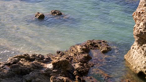 Mirando-Hacia-La-Hermosa-Playa-Rocosa-Con-Agua-Turquesa