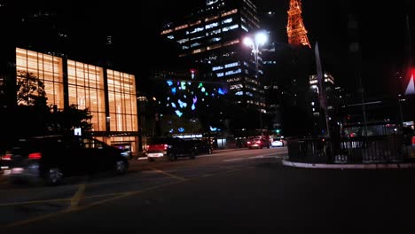 Tráfico-Nocturno-En-La-Avenida-Paulista,-Sao-Paulo,-Brasil,-Vista-Amplia.