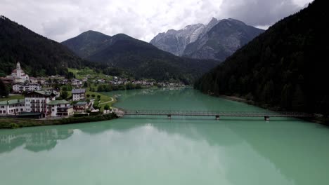 Mountain-reflecting-in-emerald-green-lake,-Auronzo-di-Cadore,-Italy