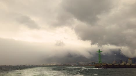 POV-Aufnahmen-Vom-Heck-Eines-Bootes-Mit-Gewitterwolken-über-Kapstadt,-Während-Ein-Schlauchboot-Vorbeifährt