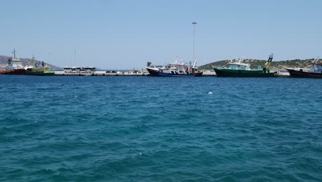 Docking-boats-and-ship-at-port-of-Agios-Nikolaos,-Crete