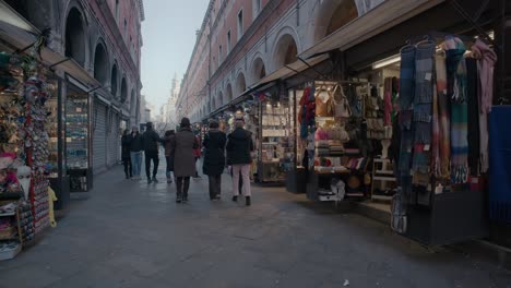 Bulliciosa-Escena-De-La-Calle-Del-Mercado-Veneciano