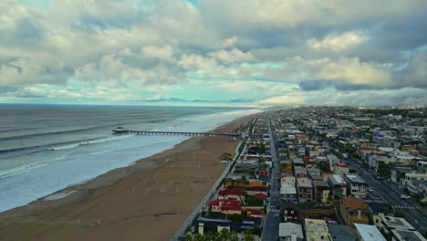 Aerial-View-Of-Manhattan-Beach-Community-and-Manhattan-Beach-Pier-In-California,-USA