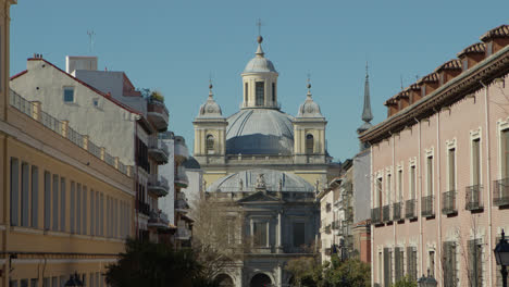 Wunderschönes-Allgemeines-Standbild-Der-Almudena-Kathedrale-Zwischen-Den-Straßen-Im-Zentrum-Von-Madrid-Am-Morgen