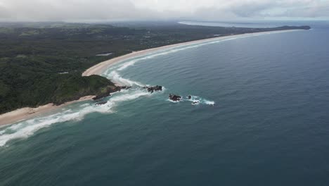 Playa-Broken-Head,-Byron-Bay,-Nueva-Gales-Del-Sur,-Australia---Panorámica-Aérea
