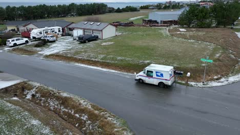 Drohnenaufnahme-Beim-Wegfahren-Von-Einem-USPS-Fahrzeug,-Das-Bei-Kaltem-Wetter-Post-Ausliefert