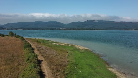 Exuberante-Costa-Verde-Con-Aguas-Cristalinas-En-Nanclares-De-Gamboa,-País-Vasco,-España