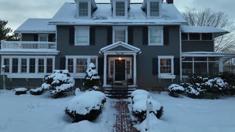 Toma-Aérea-De-Establecimiento-De-Una-Casa-Señorial-Cubierta-De-Nieve.