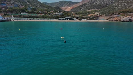 Vista-Aérea-De-Gente-Divirtiéndose-En-Motos-De-Agua-En-La-Costa-Del-Garraf,-Cataluña.