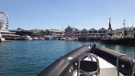 Imágenes-En-Primera-Persona-De-Un-Barco-Costero-Entrando-Al-Puerto-De-Ciudad-Del-Cabo