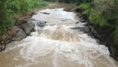 Luftaufnahme,-Der-Fluss-Fließt-Sehr-Schnell-Und-Das-Flusswasser-Ist-Trüb