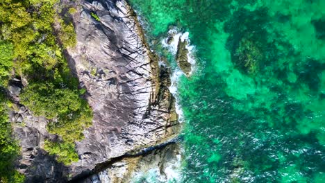 Kristallklares-Wasser-Am-Felsigen-Sandstrand-Einer-Thailändischen-Insel