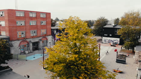 Toma-Panorámica-Aérea-Sobre-El-Centro-Cultural-Telliskivi-Loomelinnak