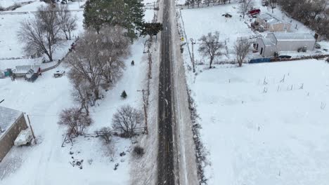 Drohnenaufnahme-Von-Schneefall-Auf-Einer-Landstraße-Im-Osten-Von-Washington