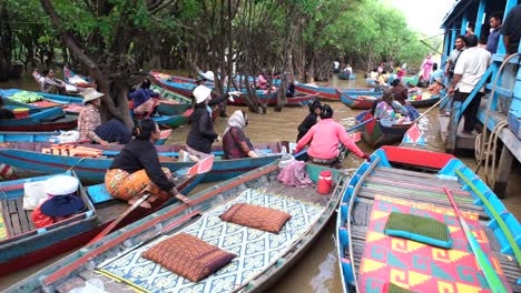 Kampong-Phluk,-Declarado-Patrimonio-De-La-Humanidad-Por-La-Unesco,-Invita-A-Los-Turistas-A-Sumergirse-En-La-Cultura-Local-A-Través-De-Paseos-En-Barco-Ofrecidos-Por-Sus-Residentes,-Mostrando-Tradiciones-Y-Preservando-El-Patrimonio.