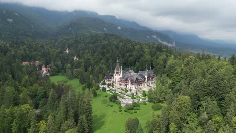 Castillo-De-Sinaia-Peles,-Una-Atracción-Turística-En-Los-Cárpatos,-Rumania---Antena-4k