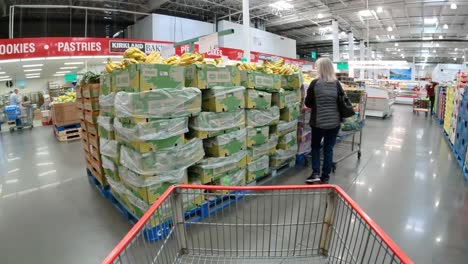 POV---Langsames-Schieben-Eines-Einkaufswagens-An-Paketen-Mit-Verschiedenen-Frischwaren-Im-örtlichen-Costco-Bereich-Vorbei